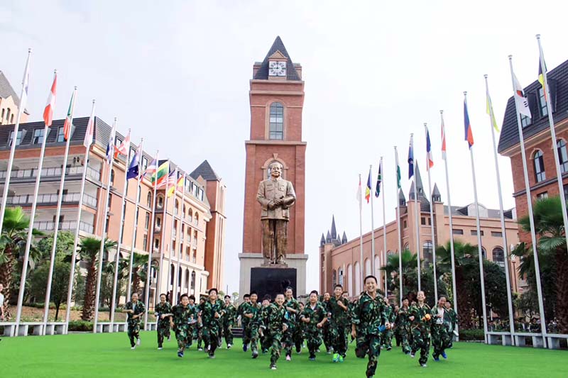 國際學(xué)校的40根旗桿文化廣場(chǎng)